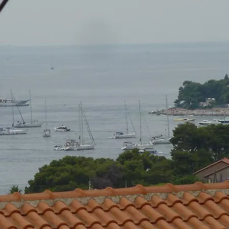 Double Hvar 15378a Gostinjska kuća 3*
