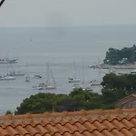 Double Hvar 15378a Gostinjska kuća 3*